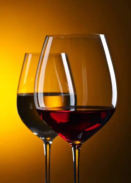 Окуляри з червоним і білим вином — стокове фото