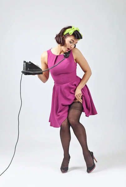 Mulher bonita no estilo pin up com telefone vintage . — Fotografia de Stock