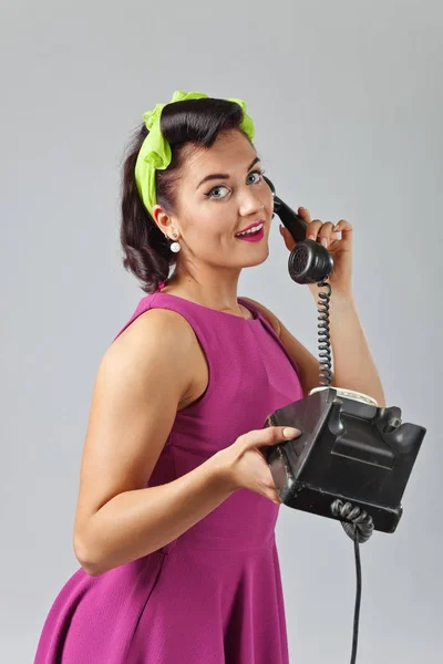 Красивая женщина в стиле булавки с винтажным телефоном . — стоковое фото