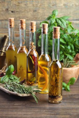 Zeytin yağı ile farklı baharatlar .