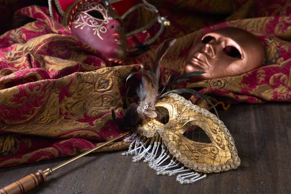 Eski karnaval maskesi .