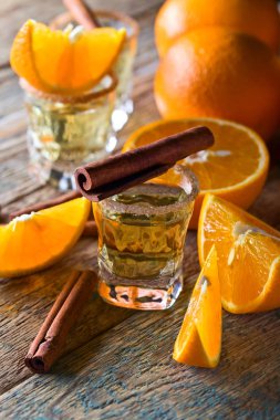 Portakal ve tarçın ile altın tekila .