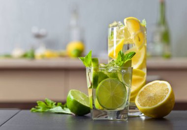 Kireç, limon ve nane ile içecekler.