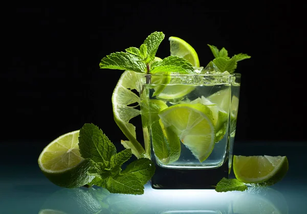 Cocktail mit Limette und Pfefferminze . — Stockfoto