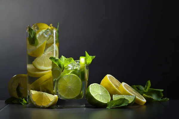 Drycker med lime, citron och pepparmint . — Stockfoto