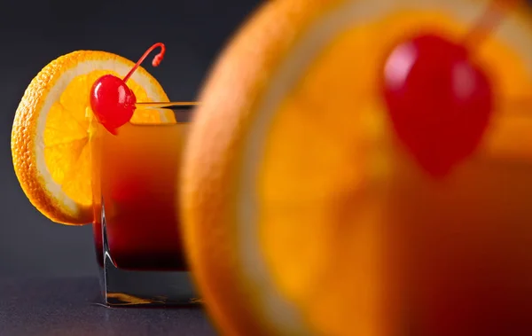 Cocktail Tequila nascer do sol com fatia de laranja e cereja . — Fotografia de Stock