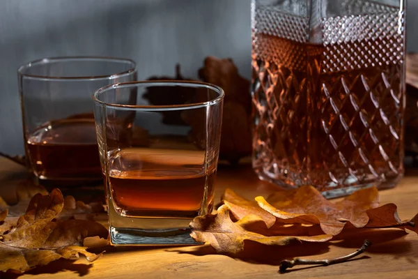 Whisky op een oud houten tafel. — Stockfoto