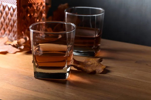 Whisky op een oud houten tafel. — Stockfoto