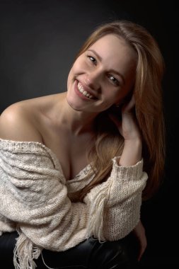 Makyaj olmadan genç çekici sarışın .