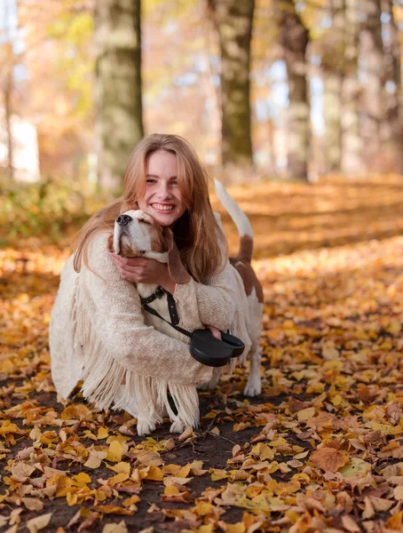 Piękna dziewczyna z psem w parku. — Zdjęcie stockowe