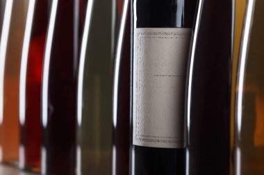 kırmızı şarap şişesi.