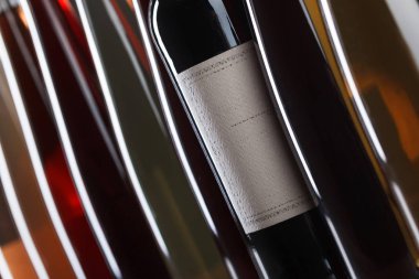 kırmızı şarap şişesi.