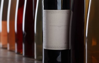 kırmızı şarap şişesi.