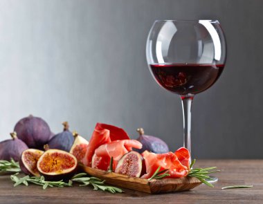 Prosciutto incir, kırmızı şarap ve biberiye.