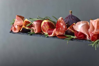 Prosciutto incir ve biberiye ile.