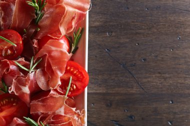  Prosciutto biberiye ve domates üzerinde ahşap bir masa, sp ücretsiz ile