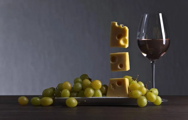 Queijo mágico com uva e copo de vinho — Fotografia de Stock
