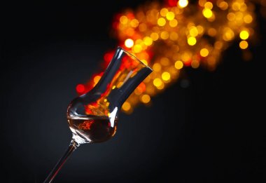 Güçlü alkol bardak .