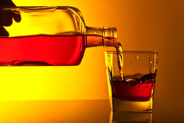 Butelka i szklanka whisky. — Zdjęcie stockowe