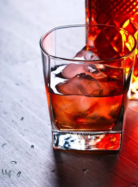 Glas whiskey met natuurlijke ijs . — Stockfoto