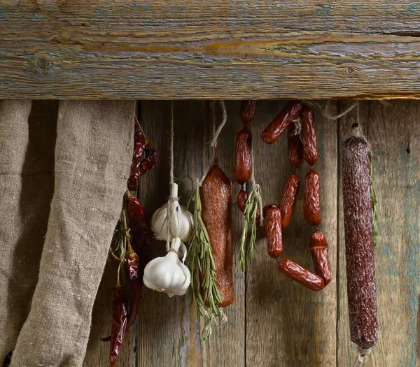 Λουκάνικα με δεντρολίβανο, σκόρδο και πιπέρι. — Φωτογραφία Αρχείου