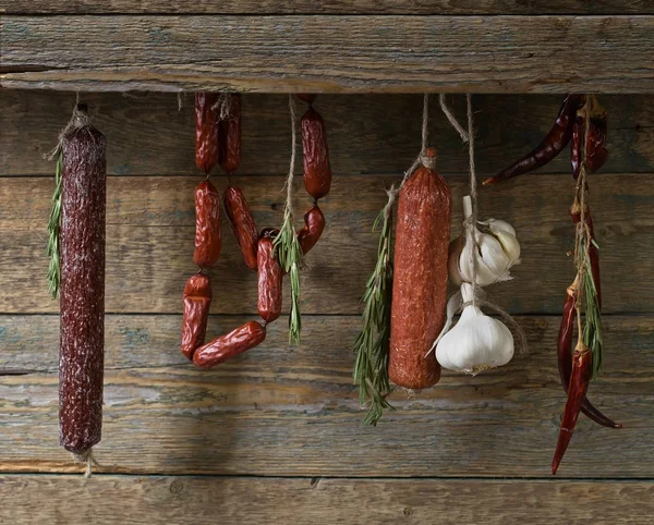 Embutidos con romero, ajo y pimienta . — Foto de Stock