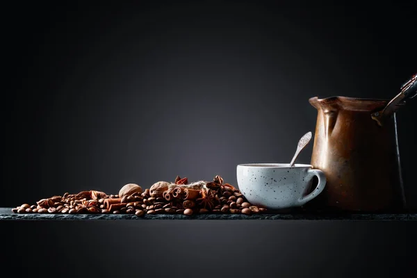 Kaffee mit Gewürzen. — Stockfoto