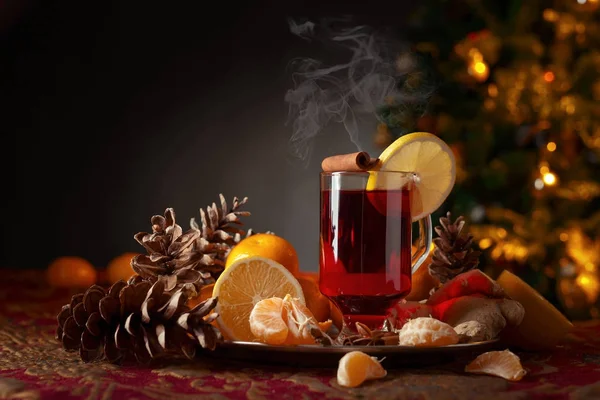 Mulled wine with spices . — Stock Photo, Image