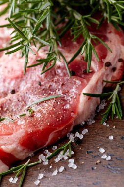 Biberiye, tuz ve biber ile çiğ domuz eti.