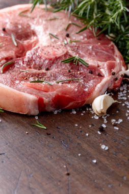 Biberiye, tuz ve biber ile çiğ domuz eti.