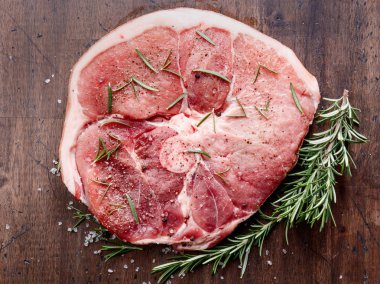 Biberiye, tuz ve biber ile çiğ domuz eti.