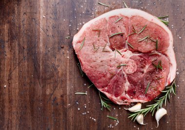 Biberiye, tuz ve biber ile çiğ domuz eti.