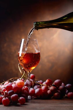 şarap ve üzüm.