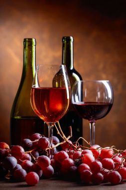 bardak ve şarap şişeleri .