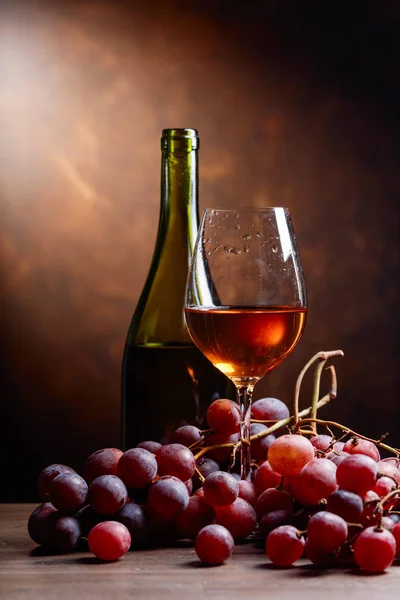Vinho e uvas . — Fotografia de Stock