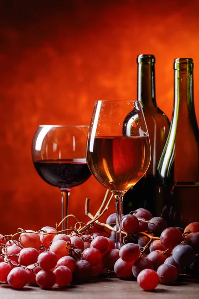 Glazen en flessen wijn . — Stockfoto