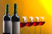 Láhve a sklenice červeného vína
