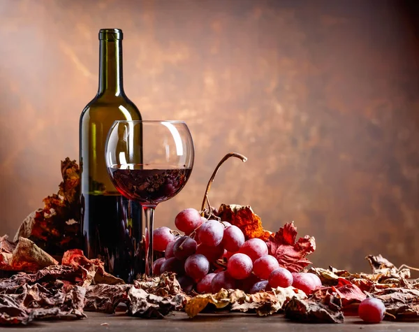 Bicchiere e bottiglia di vino rosso  . — Foto Stock