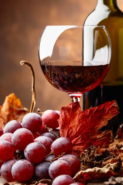 Glas und Flasche Rotwein . — Stockfoto