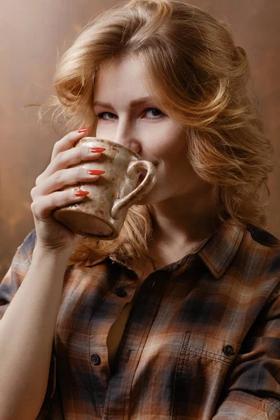 Pretty blonde with coffee mug . — Stock Photo, Image