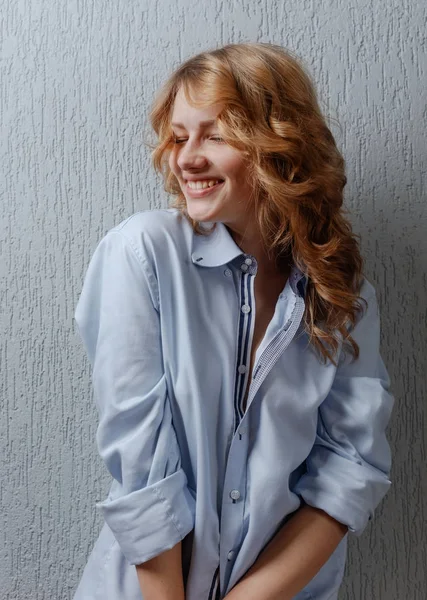 Jovem loira bonita em camisa azul  . — Fotografia de Stock