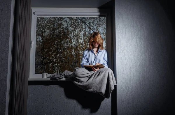 Ledsen kvinna vid fönstret. — Stockfoto
