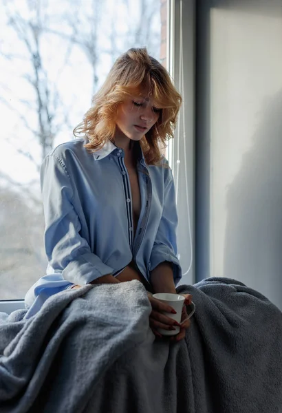 Mujer triste junto a la ventana . — Foto de Stock