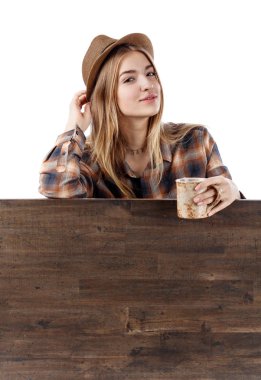 Beyaz arka plan üzerinde kupa ile şirin sarışın.