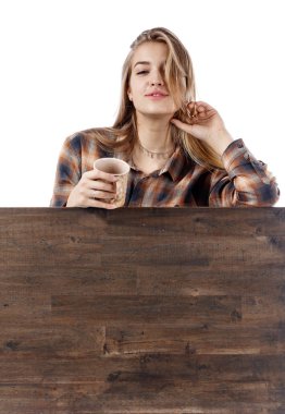 Beyaz arka plan üzerinde kupa ile şirin sarışın.