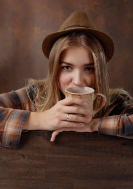 Kahve kupa genç kadınla.