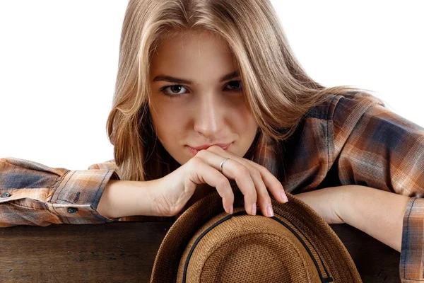 Bonita rubia en camisa a cuadros marrón con sombrero . — Foto de Stock
