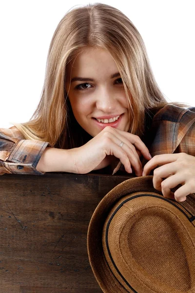 Bella bionda in camicia a quadri marrone con cappello . — Foto Stock