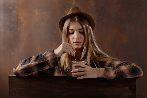 Fiatal nő a kávé bögre. — Stock Fotó