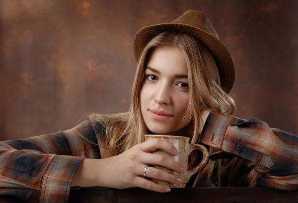 Mujer joven con taza de café . —  Fotos de Stock